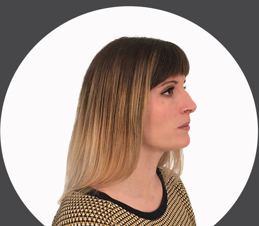 Portrait de Malika Céladon de profil